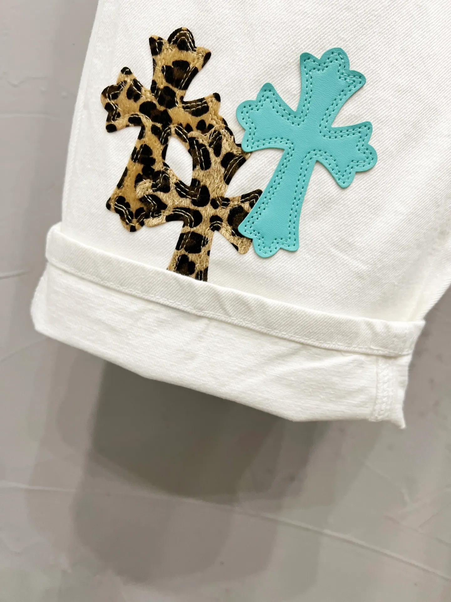P240 Style number: [M915] Chrome hearts & Chrome hearts 25ss blue leopard print cross patch leather jeans Chrome hearts’ logging pants are here! ! ! CH Croix Heart Double Knee Cross Patch Leather Bo1 Style Logging Pants Straight-leg Work Pants B136 Croix Heart Cross Sanskrit Overalls Price 24W Level, patchwork cross pattern embellishment, high-waisted washed jeans! ! Absolutely high-end luxury products, 1.9W level god-level single products, super popular products, made by top heavy industry, not to be missed. About Zangyin, this is an extremely luxurious fashion brand, which can also be called the nobles of the high street. It has always been an exclusive brand of some hipsters or rich second generation. Compared with ordinary high streets, it is more luxurious and noble. Compared with luxury brands, it has a more fashionable personality and has always been a brand that I have a special liking for. Imported yarn is custom-woven into high-density twill canvas, which ensures a crisp silhouette while also making the fabric feel very delicate. It follows the B01 classic silhouette, with a crisp and stylish upper body. The ready-made garments are stone-ground and fermented and washed, so they can be matched with any style. Buttons and zinc-brushed washable genuine YKK retro metal products. Double-layered canvas on the front. Perfect details. All hardware is perfect. Size: 30-32-34-36 Color: white pants, blue leather, leopard print